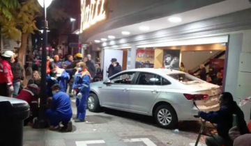 Imagen de Un auto chocó contra un teatro y dejó 23 personas heridas: 3 están graves