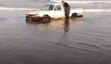 Imagen de Video: se descuidaron mientras pescaban y el mar casi les lleva la camioneta en Necochea