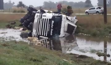 Imagen de Chascomús: un camión despistó y volcó en Ruta 2