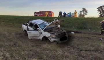 Imagen de Despiste y vuelco de una camioneta en la Ruta 2