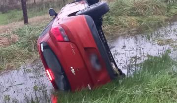 Imagen de Ruta 63: chocaron dos autos y por el fuerte impacto un vehículo terminó volcado en la cuneta