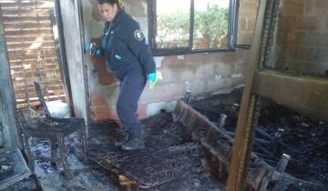 Imagen de Dolores: le incendiaron la casa, apagaron el fuego y, cuando estaban haciendo la denuncia, se la volvieron a quemar