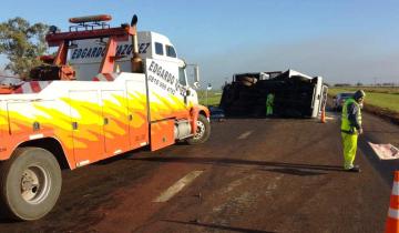 Imagen de Lezama: volcó un camión que transportaba carne en la Ruta 2