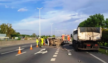 Imagen de Tragedia en la Provincia: dos personas murieron a raíz del choque entre una camioneta y un camión que estaba detenido