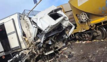 Imagen de Tandil: un herido de gravedad tras el choque de un camión y un tren de carga en la Ruta 74
