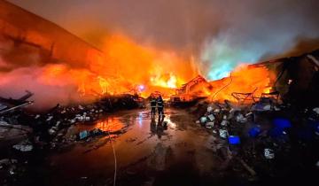 Imagen de Mar del Plata: un incendio destruyó una fábrica de plástico y tuvieron que evacuar toda la zona