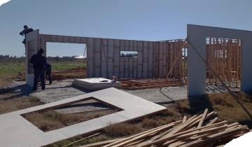 Imagen de Dolores: constructora de casas prefabricadas promete empezar las entregas en la segunda quincena de enero