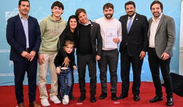 Imagen de Dolores: Kicillof entregó 137 escrituras, una ambulancia y equipamiento para el hospital
