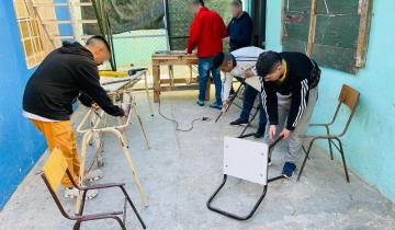 Imagen de Dolores: Restauran mobiliario escolar en los talleres de la Unidad Penal 6