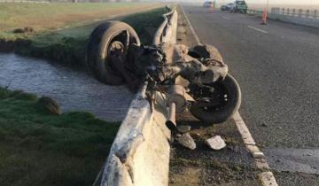 Imagen de Un auto chocó contra un puente de la Autovía 2 y perdió el tren trasero: no hubo heridos