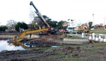 Imagen de Intentan rescatar una retroexcavadora que cayó a un arroyo en Miramar