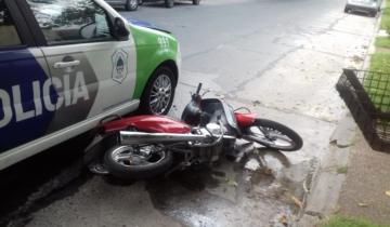 Imagen de Un patrullero chocó una moto y el conductor resultó herido