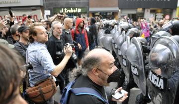 Imagen de La policía de La Ciudad reprimió una protesta de trabajadores de cine frente al INCAA