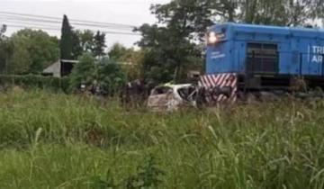 Imagen de Un tren arrolló a un auto que pasó con la barrera baja en Moreno: hay cuatro muertos