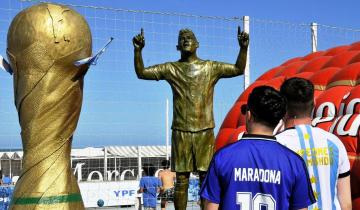 Imagen de Mar del Plata tiene la primera estatua de Lionel Messi con las 3 estrellas