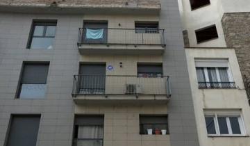 Imagen de Gemelas argentinas de 12 años cayeron del tercer piso de un edificio en Barcelona: una murió y otra está muy grave