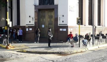 Imagen de Rauch: esperaron a los jubilados con sillas para que respeten la distancia y descansen