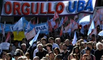Imagen de Marcha de antorchas y paro nacional universitario tras la decisión del gobierno de aumentar únicamente el presupuesto de la UBA