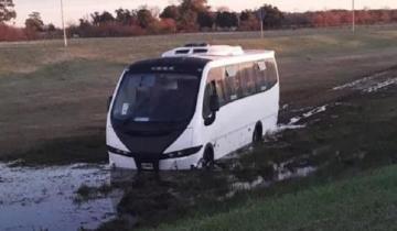 Imagen de Ruta 2: se despistó un colectivo que llevaba trabajadores correntinos al puerto de Mar del Plata