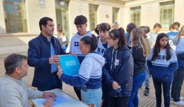 Imagen de Dolores: Juan Pablo García, presidente del PJ, entregó 266 notebooks en las escuelas 3 y 4