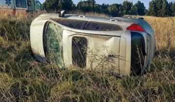 Imagen de Por esquivar un animal protagonizó un impactante vuelco