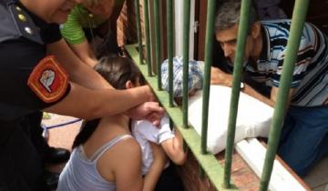 Imagen de Rescatan a una nena a la que se le había atascado la cabeza en una reja