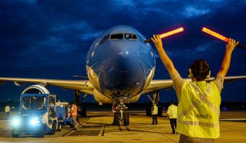 Imagen de Llega por Aerolíneas Argentinas el primer lote del principio activo para la fabricación de vacunas