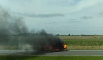 Imagen de Un auto se prendió fuego en la Ruta 2