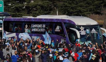 Imagen de Con un gran recibimiento llegó la Selección Argentina al país