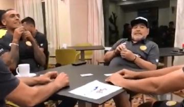 Imagen de Viral: el imperdible video de Diego Maradona jugando al truco