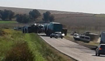 Imagen de Un camión que llevaba combustible volcó en la Ruta 74: no hubo heridos