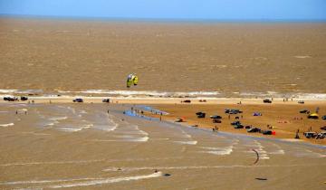 Imagen de Punta Rasa: rescatan a 35 personas atrapadas por la suba de la marea