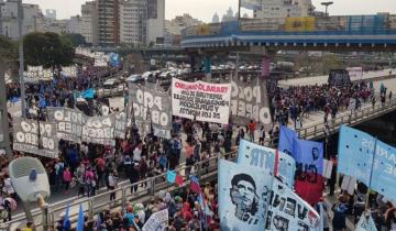 Imagen de Se cayó un manifestante desde cinco metros de altura desde la Autopista 9 de Julio