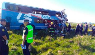 Imagen de Cuatro muertos tras chocar un colectivo y un camión en la Ruta 14