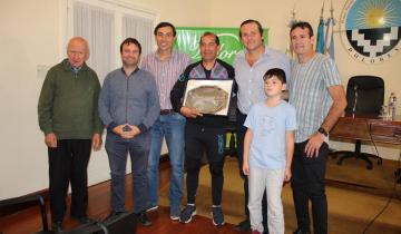 Imagen de El reconocido atleta Antonio Silio está en Dolores y fue recibido por el Intendente