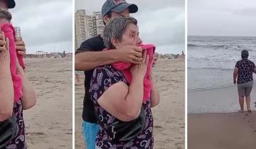Imagen de Miramar: el emocionante momento en el que una mujer de 72 años conoció el mar gracias a su hija
