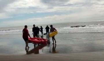 Imagen de Costa del Este: personal de Defensa Civil rescató a un kayakista que había quedado a la deriva