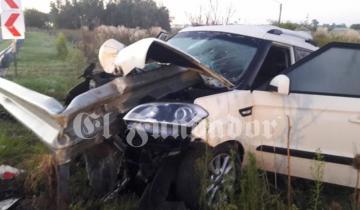 Imagen de Un auto se despistó y fue atravesado por un guardrail en la Autovía 2