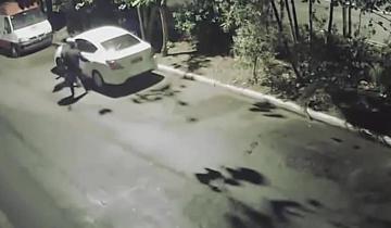Imagen de Video: tenían sexo en el auto, los asaltaron y los dejaron desnudos en la calle