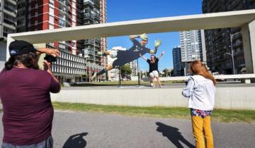 Imagen de Furor en Mar del Plata por "Dibu" Martínez: le hicieron una gigantografía y este jueves será homenajeado en la playa Las Toscas