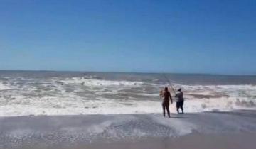 Imagen de Video: “pescó” a una niña y la salvó de morir ahogada