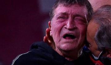 Imagen de Las lágrimas de Julio Falcioni tras la clasificación de Independiente horas después de la muerte de su mujer