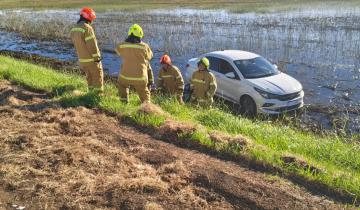 Imagen de Accidente en la Autovía 2: un auto terminó en la cuneta y sus ocupantes resultaron ilesos