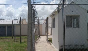 Imagen de Ex empleados del Servicio Penitenciario se encadenaron en La Plata para que los reincorporen