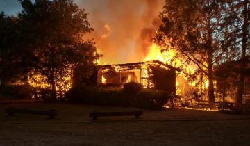 Imagen de Un incendio destruyó un salón de eventos de la Lucila del Mar