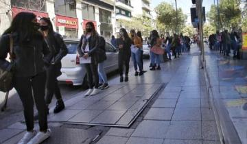 Imagen de Desocupación en Mar del Plata: más de dos cuadras de cola para conseguir trabajo de vendedora