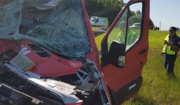 Imagen de La camioneta de una cervecería chocó en la Autovía 2 contra un camión lleno de estiércol de gallina