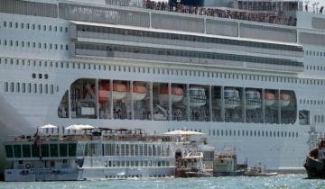 Imagen de Un crucero perdió el control y chocó contra otro barco en el puerto de Venecia