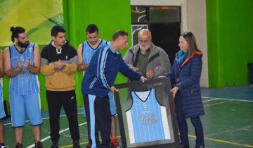 Imagen de Retiraron la camiseta número 5 de básquet del equipo donde jugaba Octavio Manganiello