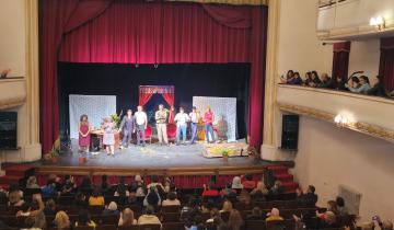 Imagen de Dolores: a sala llena se presentó la obra "Anda gente rara por el barrio"